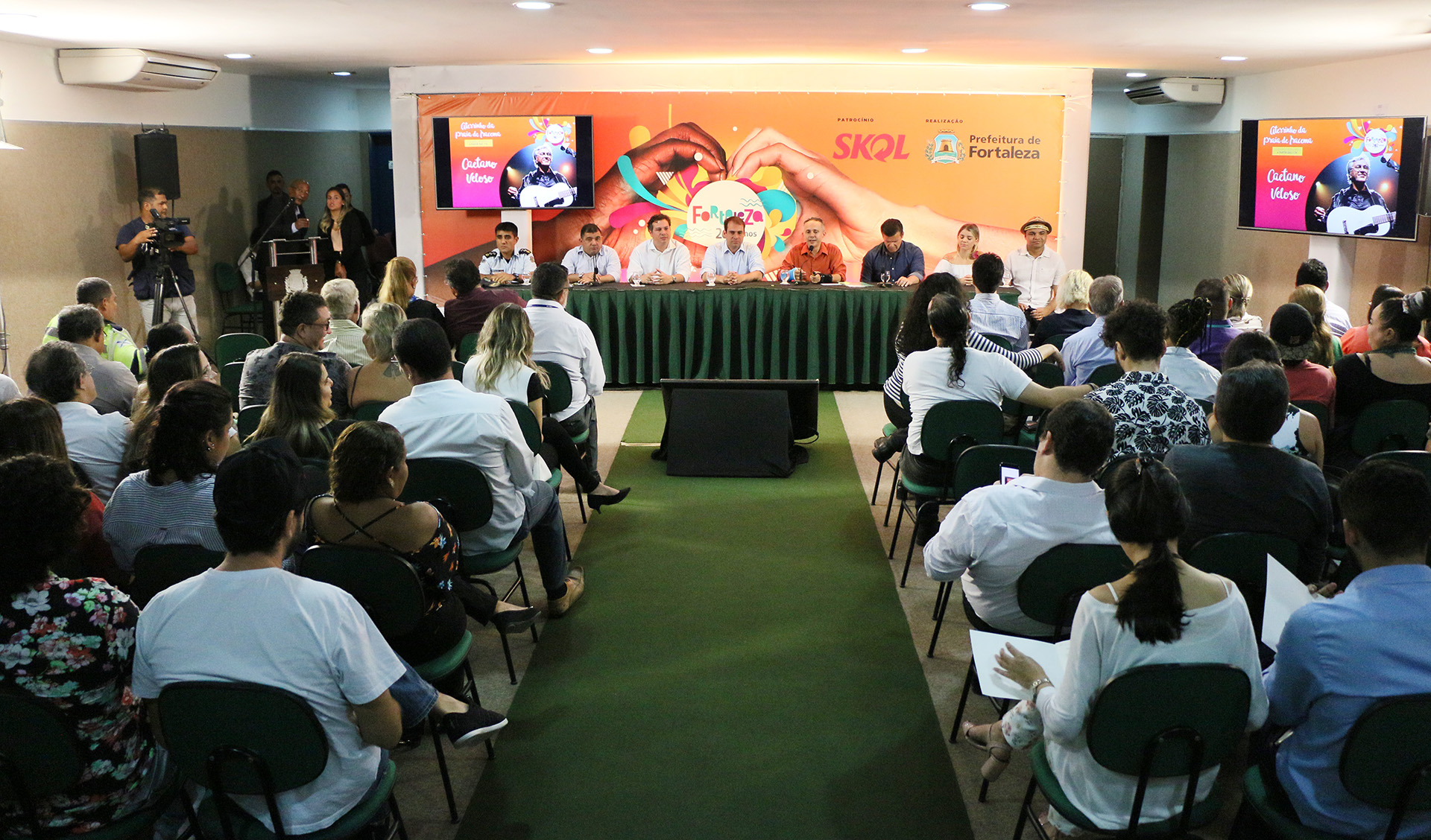 mesa da coletiva no auditório do paço municipal